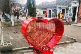 Контейнери для збору пластикових кришечок в формі сердець встановили у Калинівці