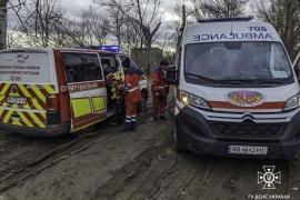 На Вінниччині один чоловік провалився під кригу, а другий на тій самій кризі тримав його на тросі до прибуття рятувальників. 