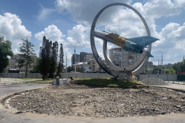 У Вінниці почалось облаштування місця під пам’ятний знак жертвам ракетного теракту на площі Перемоги