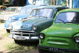 Музейні ретро-автомобілі «переїхали» у Вінницький центральний парк