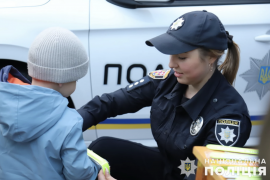 На Вінниччині поліцейські роздали дітям більше 2 000 флікерів, щоб не губились в темряві