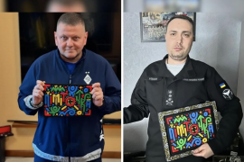 Залужний і Буданов отримали патчі від художника з Нової Каховки. Зараз він живе у Вінниці