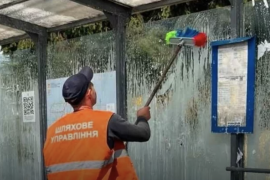 Комфорт для пасажирів: у Вінниці миють зупинки громадського транспорту