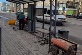 У Вінниці від поривчатого вітру постраждала зупинка громадського транспорту
