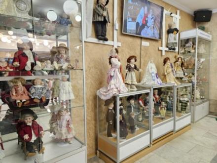 Порцелянові ляльки зі Швейцарії презентували у Вінниці 