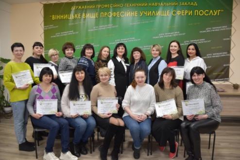 Дипломи кондитерів отримали випускниці-переселенки Центру освіти дорослих Вінницької громади