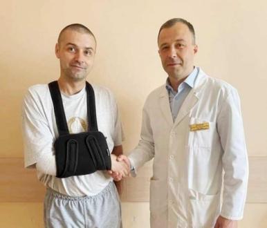 «Зробили неможливе»: лікарям у Вінниці вдалося врятувати руку пораненному бійцю