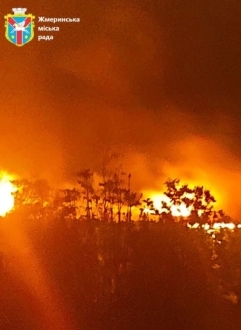 На Жмеринщині після ворожого удару спалахнула масштабна пожежа на залізниці На Жмеринщині після ворожого удару спалахнула масштабна пожежа на залізниці