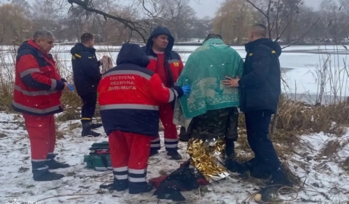 На Південному Бузі велосипедист провалився під лід — його врятували