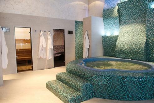 У Японії власник готелю скоїв самогубство після того як зізнався, що міняв воду в спа-ванні лише двічі на рік