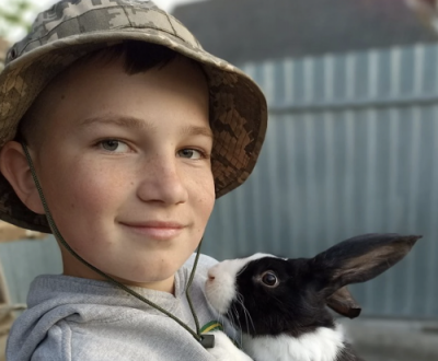 Щоб допомогти ЗСУ, 12-річний хлопчик на Вінниччині продає кролів, яких сам виростив