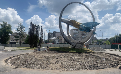 У Вінниці почалось облаштування місця під пам’ятний знак жертвам ракетного теракту на площі Перемоги