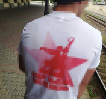На Вінниччині хлопцю, який ходив у футболці з пропагандою комунізму, загрожує до 5 років за ґратами