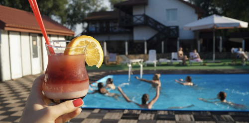 Скільки коштує відпочинок біля басейнів у Вінниці та за містом