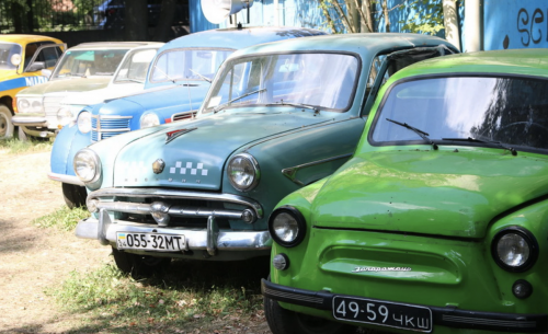 Музейні ретро-автомобілі «переїхали» у Вінницький центральний парк