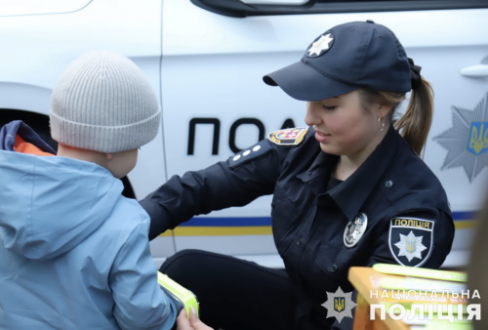 На Вінниччині поліцейські роздали дітям більше 2 000 флікерів, щоб не губились в темряві