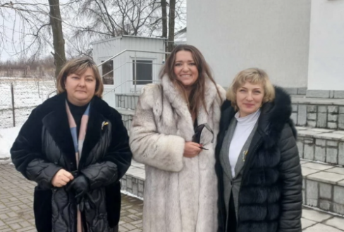 Могилевська заспівала «Щедрик» біля будинку, де жила родина Леонтовича на Вінниччині