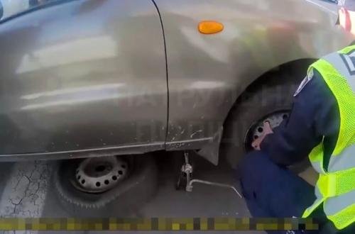 Патрульні допомогли пенсіонерам замінити пробите колесо автомобіля у Вінниці