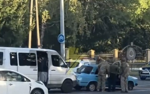 Вибили вікна, витягли з авто: у Вінниці чоловіка затримали посеред дороги Вибили вікна, витягли з авто: у Вінниці чоловіка затримали посеред дороги