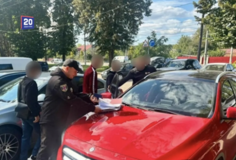 Поїздка за $4500. У Вінниці заблокували Mercedes із переправником ухилянтів Поїздка за $4500. У Вінниці заблокували Mercedes із переправником ухилянтів