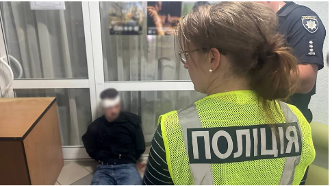 У Києві чоловік, якого доставили до ТЦК за порушення військового обліку, смертельно поранив лікарку ВЛК У Києві чоловік, якого доставили до ТЦК за порушення військового обліку, смертельно поранив лікарку ВЛК