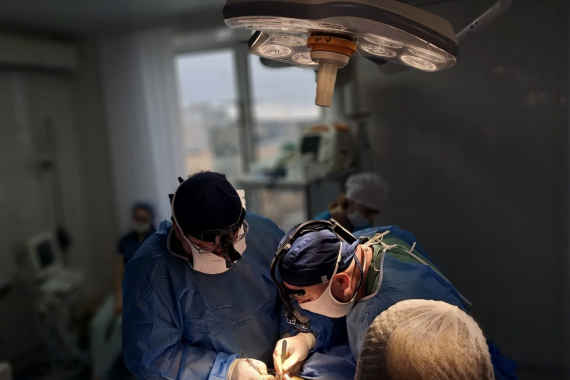 Вінницькі хірурги подарували нове обличчя пацієнту