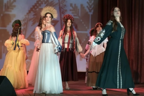 У Вінниці відбувся конкурс краси  - дівчата «перевтілились» у країни-партнерки