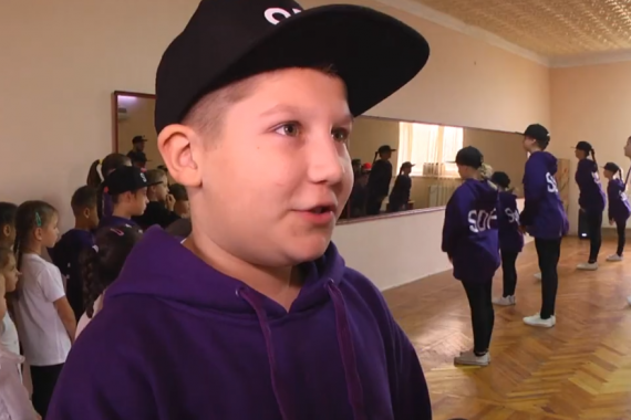 Танці в стилі хіп-хоп стали терапією для дітей з селища Сутиски